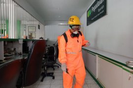 Pegadaian Syariah Area Aceh semprotkan disinfektan