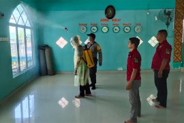 TNI-Polri dan Melayu Raya semprot disinfektan pemukiman penduduk