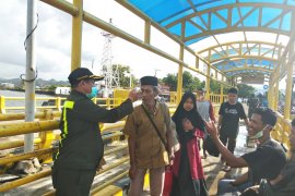 Seorang penumpang KM Laskar Pelangi dievakuasi karena demam tinggi