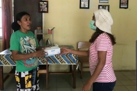 Tiga perempuan sinergi bantu alat pelindung bagi masyarakat Ambon