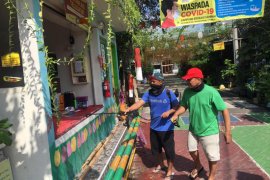 Warga ini secara swadaya semprotkan cairan disinfektan antisipasi COVID-19