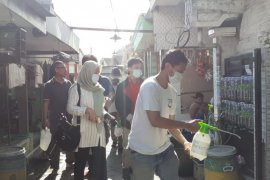 Mahasiswa ITS  lakukan penyemprotan disinfektan ke 250 rumah di Surabaya
