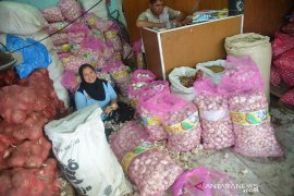 Pasokan bawang putih pasar Peunayong