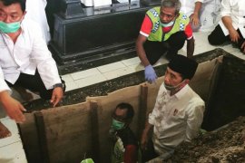 Presiden Jokowi ikut menguburkan jenazah ibundanya