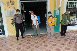 Legislator Karimun Wiyono semprot disinfektan cegah COVID-19 di Buru