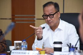 Menperin Agus Gumiwang minta industri tekstil hingga otomotif tanggulangi COVID-19