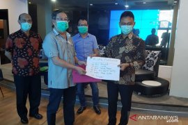 Gerakan Pengusaha Kalbar mulai salurkan bantuan APD ke Pemda