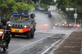 Brimob Polda Bali semprotkan disinfektan cegah COVID-19