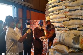 Satgas Pangan Papua cek stok beras di gudang Bulog di Jayapura