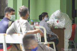 Gubernur: "orang miskin" kebal virus corona