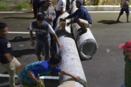 Puluhan warga Kedung Cowek Surabaya blokade jalan JLLT