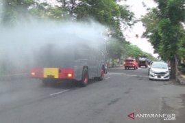 Water canon Brimob semprot disinfektan fasilitas umum di Jembrana