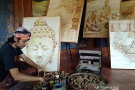 Pelukis Borobudur eksplorasi  jamu untuk melukis saat pandemi COVID-19