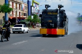 Penyemprotan disinfektan dengan menggunakan kendaraan water canon Page 2 Small