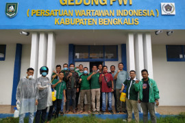 DPC PKB Bengkalis semprotkan disinfektan di sejumlah fasilitas umum, termasuk Kantor PWI