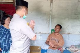 Polres Bangka Barat salurkan bantuan sembako untuk penderita gangguan syaraf