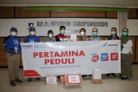 Pertamina salurkan bantuan multivitamin bagi tenaga medis COVID-19 di Makassar