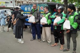 Tolak bala COVID-19, AMM dan Aisyiyah Sidoarjo bagikan bahan pokok