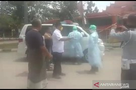 Pria dengan gejala COVID-19  di terminal Pekanbaru dirawat di ruang isolasi