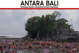 RATUSAN SENIMAN TAMPIL DALAM PEMBUKAAN TANAH LOT ART-FOOD FESTIVAL