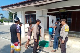 Polres Tanjungpinang sumbangkan bilik  penyemprotan disinfektan ke masjid
