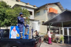 Relawan Kasmarni semprotkan disinfektan di sejumlah lokasi di Duri, begini penjelasannya