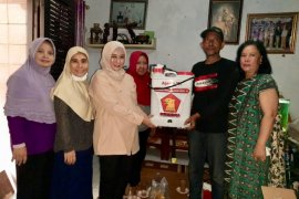 Legislator Gerindra bagikan sejumlah alat semprot disinfektan ke warga Surabaya