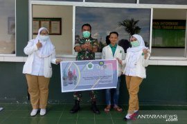 STIKES Darul Azhar bagikan "hand sanitizer" gratis ke masyarakat.