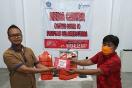 PT Pertamina MOR VII bagikan makanan kepada peliput COVID-19 di Manado