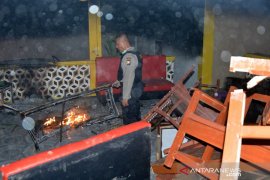 Warga bakar kafe dan mobil di Gowa Page 2 Small