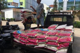 Jurnalis Pontianak berikan paket sembako masyarakat terdampak COVID-19
