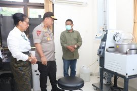 Polda Bali-Unud siapkan disinfektan dan hand sanitizer dari arak