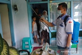 "Rumah Rakyat Pamekasan" semprotkan disinfektan ke permukiman