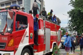 Jalanan serta fasilitas umum Kotabaru disemprot disinfektan