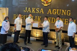 Menteri BUMN menyerahkan bantuan APD untuk RSU Adhyaksa Jakarta