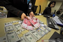 Dolar AS menukik di tengah imbal hasil obligasi AS yang lebih rendah