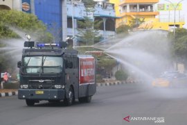 Polda Kepri semprotkan disinfektan ke sejumlah fasilitas umum