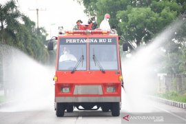 Pertamina Dumai bantu alat damkar dan latih masyarakat padamkan api