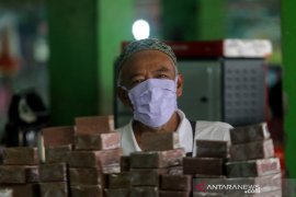 Dokter imbau masker kain harus dicuci menggunakan deterjen dan air hangat