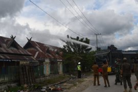 Di Kolaka Timur, Polres-Pemda semprotkan disinfektan ke fasilitas umum