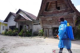 Cegah sebaran COVID-19, TPL semprot dua ribu liter cairan disinfektan di Parmaksian Toba