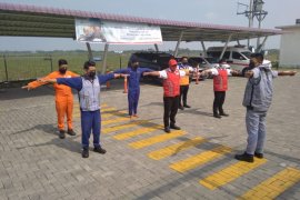 Cegah  COVID-19, petugas Jalan Tol Medan-Binjai berjemur bersama