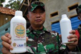 TNI SEMPROT DISINFEKTAN DI JALAN TRANS SULAWESI Page 3 Small