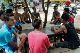Personel TMMD gaungkan komsos di Dusun Sekura