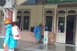 Alfamidi semprot disinfektan fasilitas publik di Yogyakarta cegah COVID-19