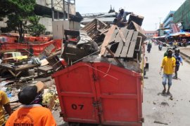 Membersihkan Pasar Tradisional Antisipasi COVID-19 Page 1 Small