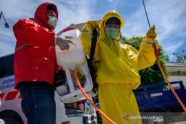 Penyemprotan disinfektan di kantor DPRD Kota Palu Page 1 Small