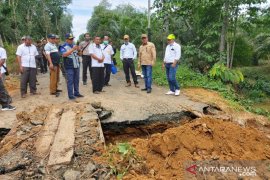 Jalan utama Sampanahan-Hampang putus