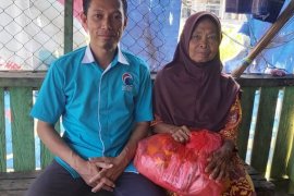 Kader Partai Gelora Penajam bagikan sembako kepada warga