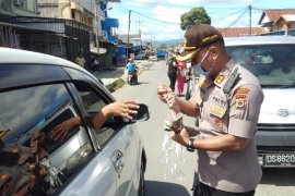 Polisi-DPRD Jayapura bagikan 1.000 masker cegah COVID-19